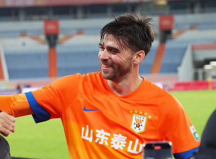 开云全站APP-大连英博留队中锋仅用一场热身赛，就用进球征服球迷，值得期待